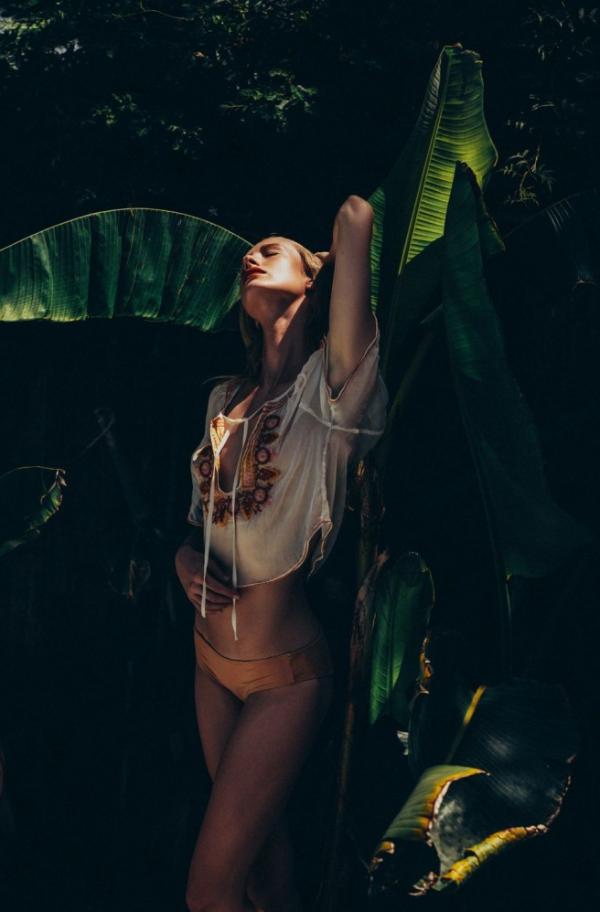 Foto sexy in topless di Alice Cornish 4