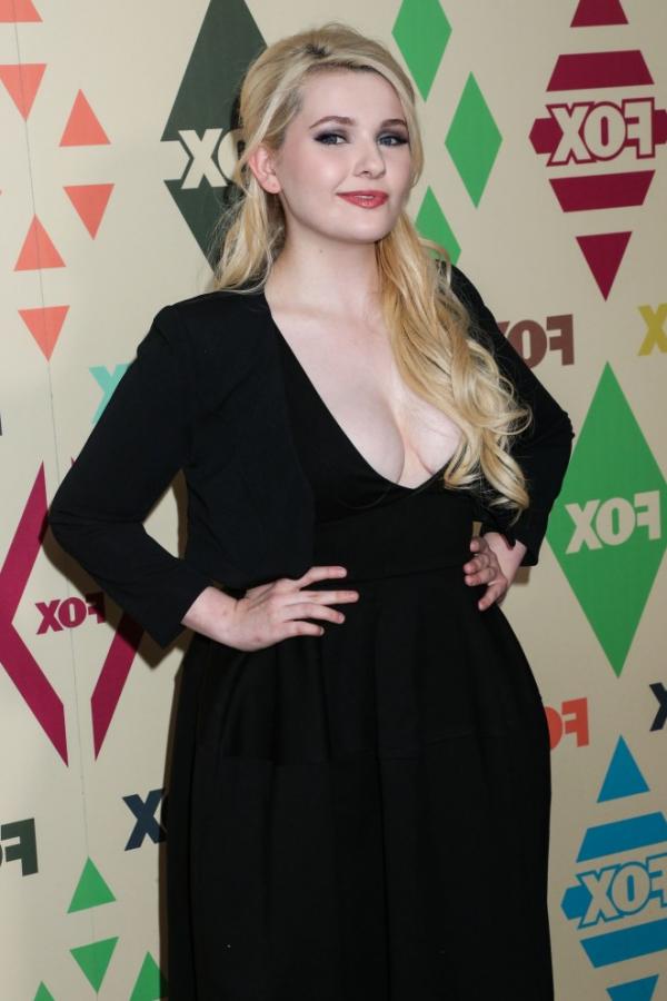 abigail breslin cleavage in a hot black dress
