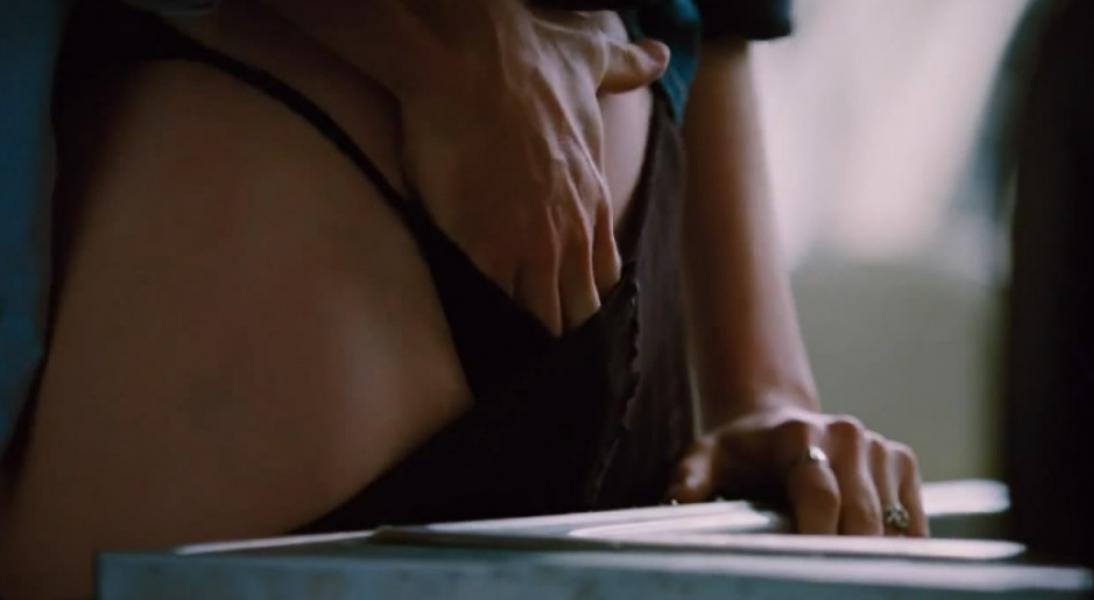 Anne Hathaway Topless Photos 10