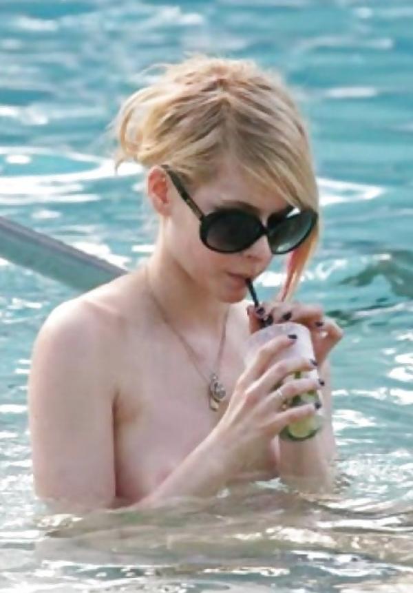 Avril Lavigne Topless Pics