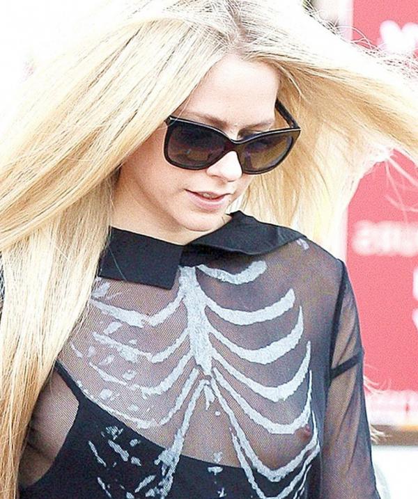 Avril Lavigne Nipple Slip