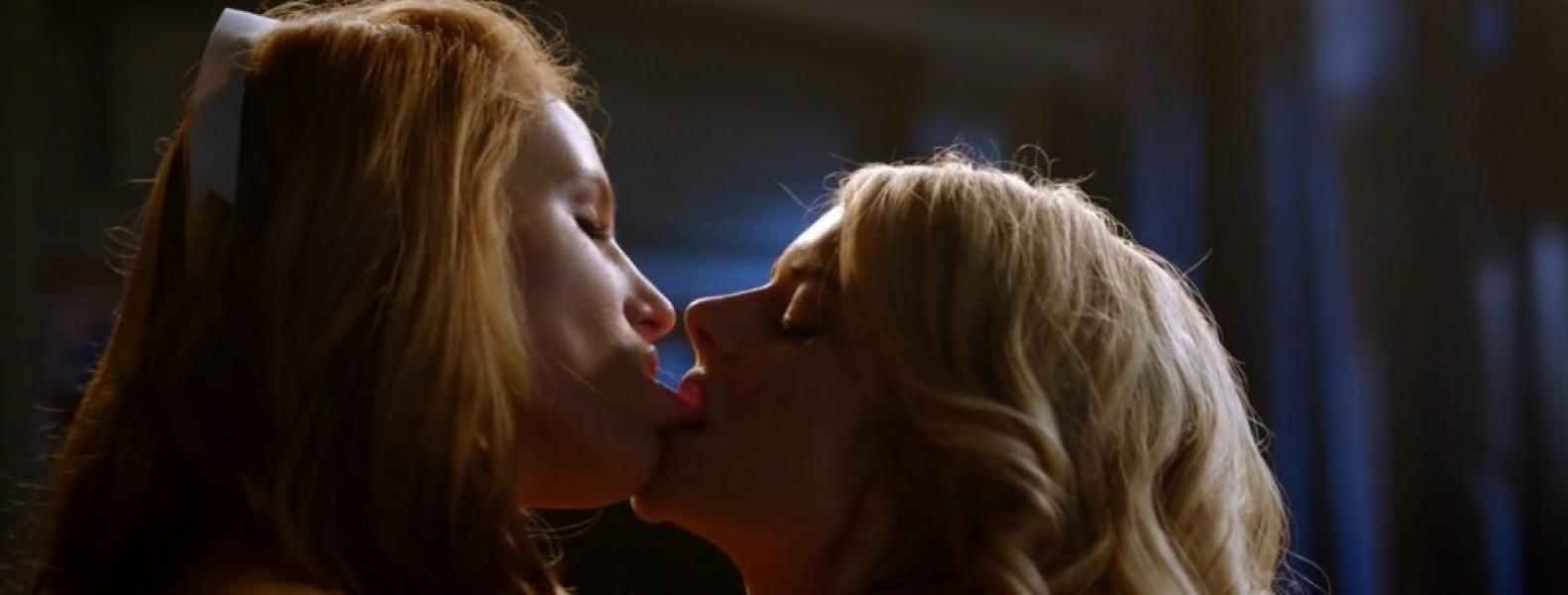 Bella Thorne และ Samara Weaving Lesbian Kiss Photos 10