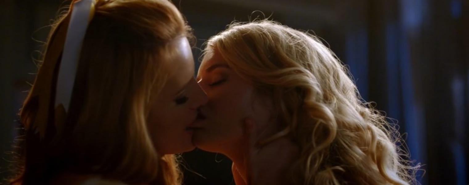 Bella Thorne and Samara Weaving Lesbian Kiss Photos 12