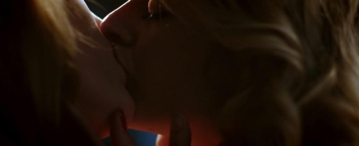 Bella Thorne and Samara Weaving Lesbian Kiss Photos 14