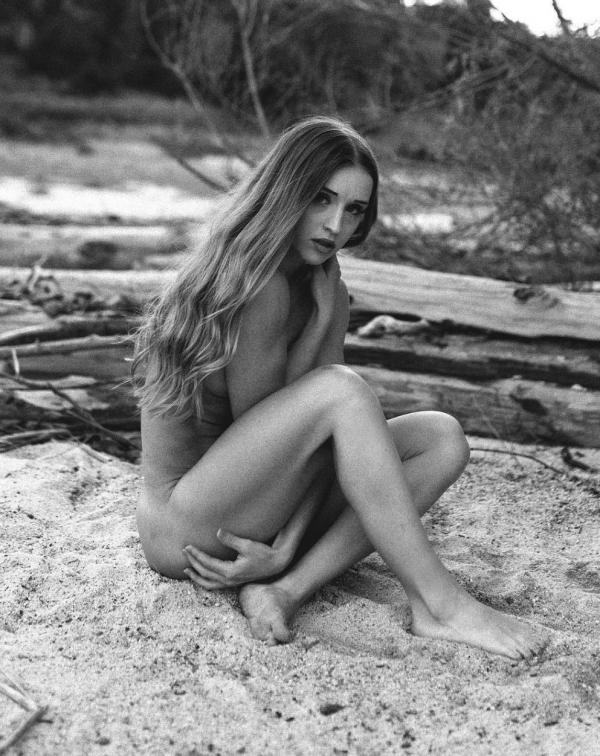 Briana Agno Nude Sexy Photos 21