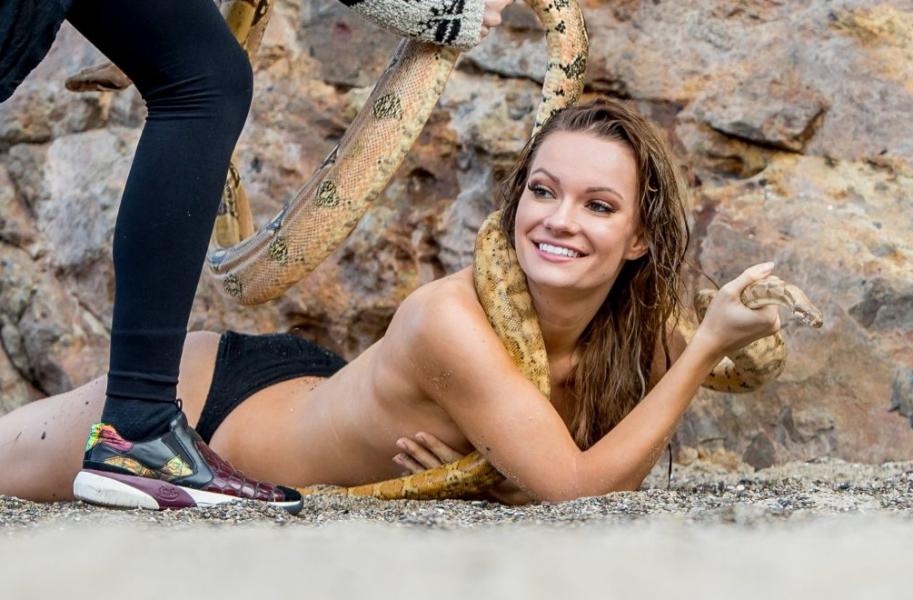 Caitlin Oconnori seksikad topless fotod 48