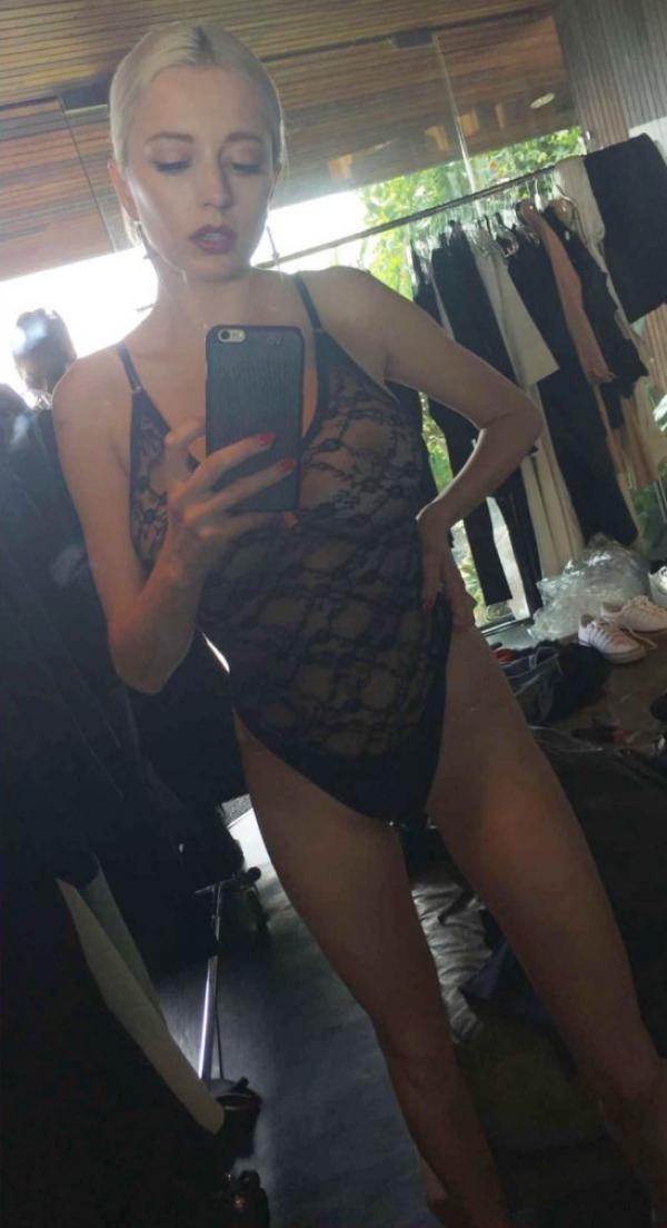 Γυμνές σέξι φωτογραφίες της Caroline Vreeland 55
