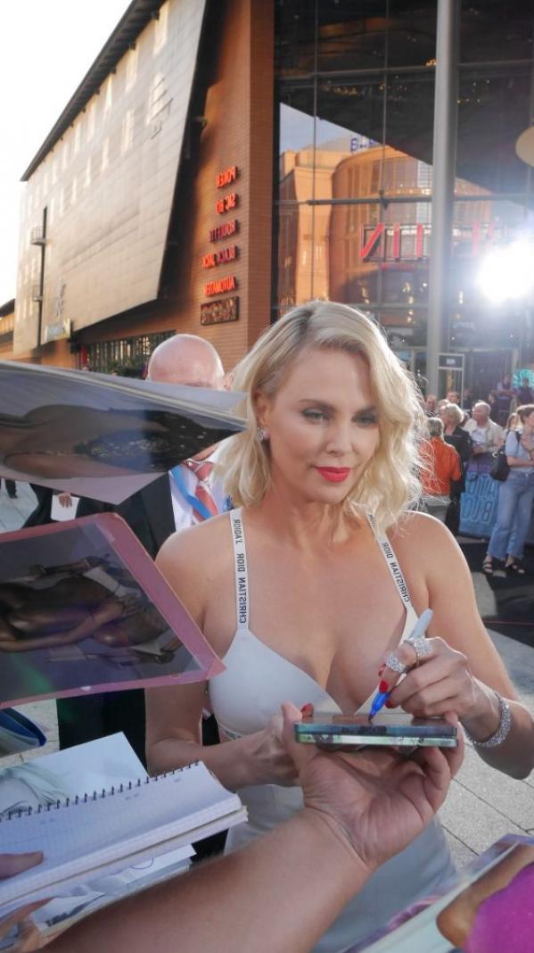 Charlize Theron'un Seksi Fotoğrafları 27