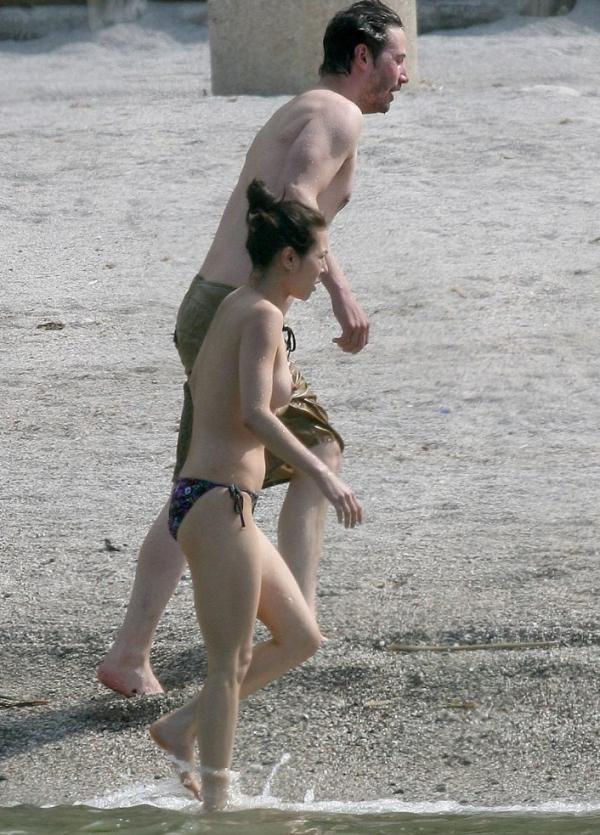China Chow geht topless an den Strandfotos 13