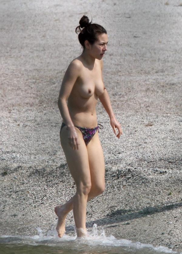 China Chow idzie topless na plaży Zdjęcia 23