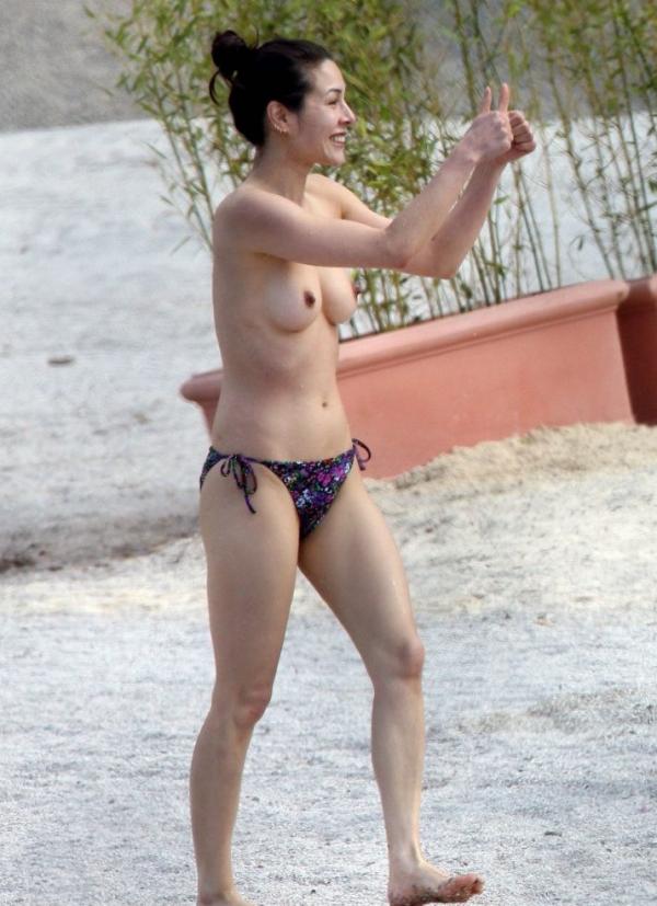 China Chow geht topless an den Strandfotos 28