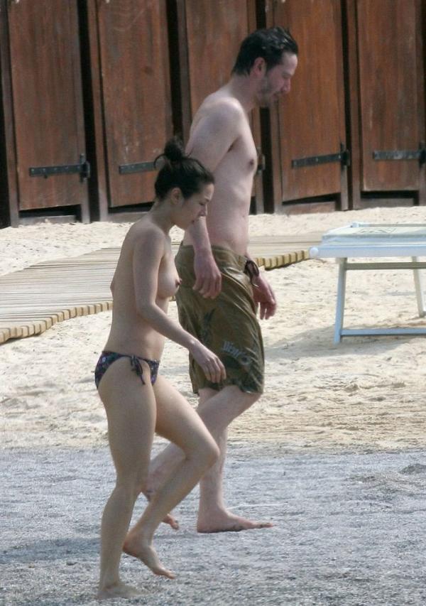 China Chow geht topless an den Strandfotos 4