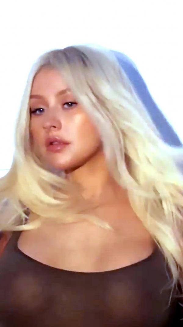 Christina Aguilera Nude Sexy Photos 22