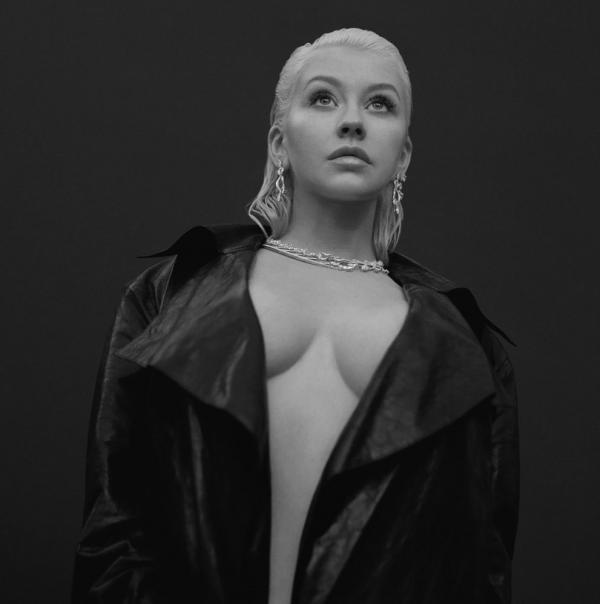 Christina Aguilera những bức ảnh ngực trần và gợi cảm 16