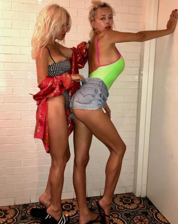 Devin Brugman Caroline Vreeland e Natasha Oakley Foto sexy 48
