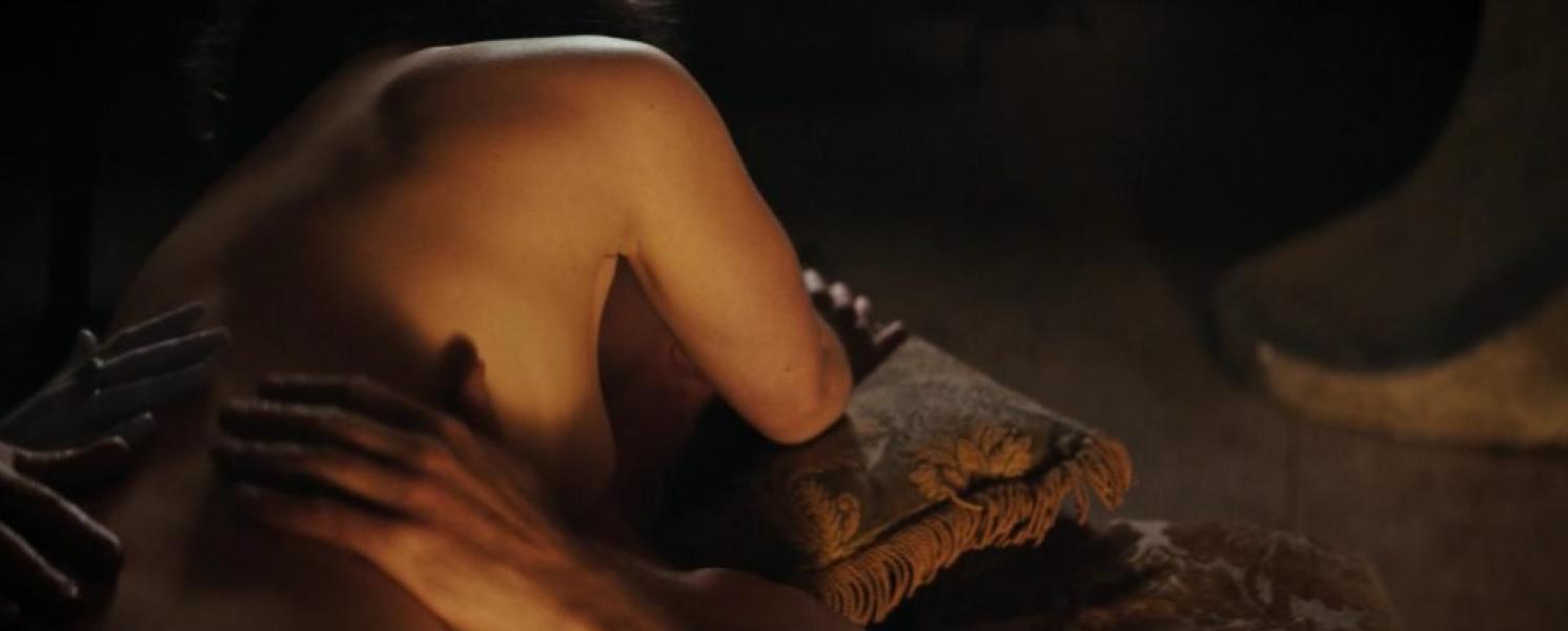 Emilia Clarke Desnuda 18