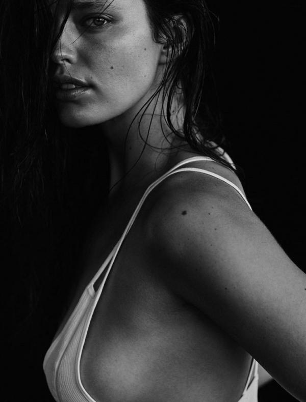 Emily DiDonato เซ็กซี่ Topless Pics 22