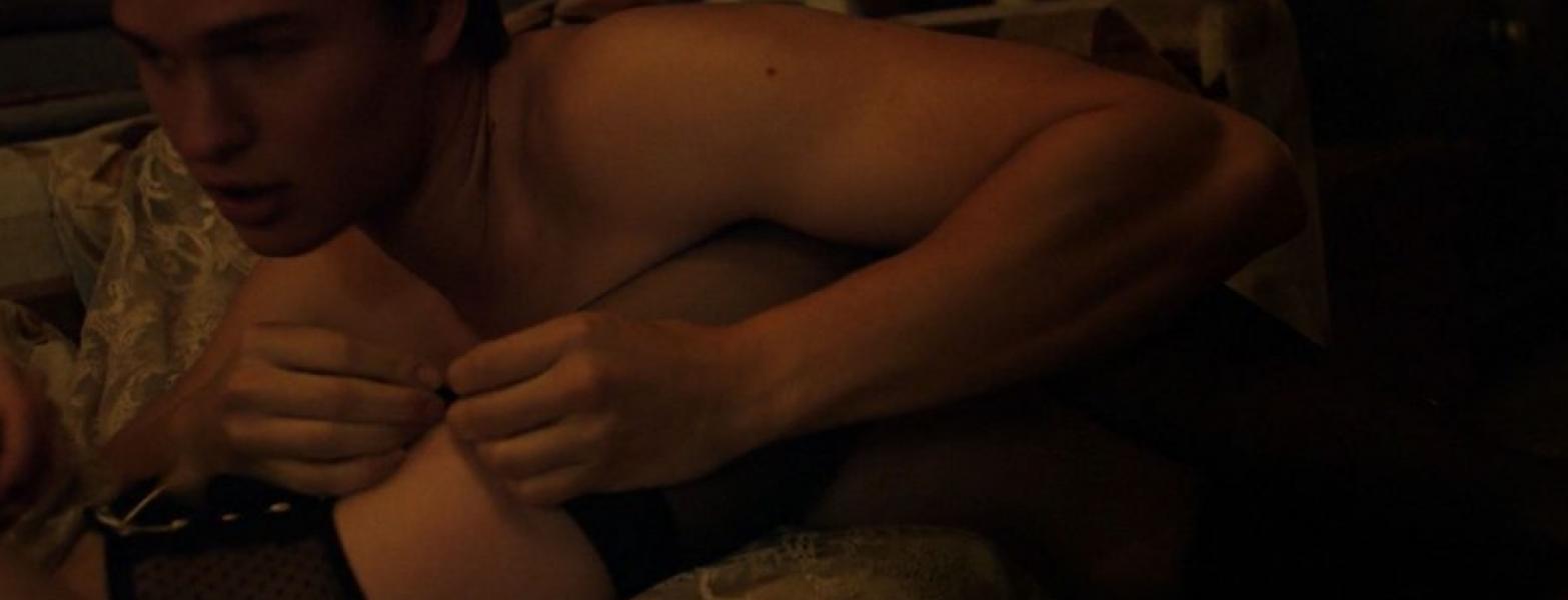 艾玛·罗伯茨 (Emma Roberts) 和苏琪·沃特豪斯 (Suki Waterhouse) 性感照片 9