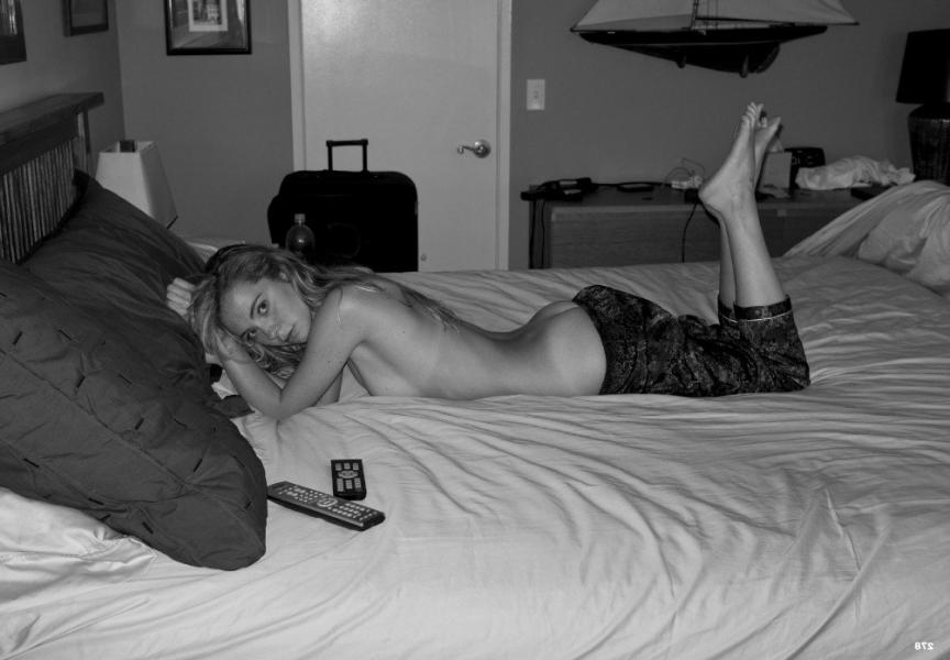 Haley Nicole Permenter Topless Sexy các bức ảnh 7