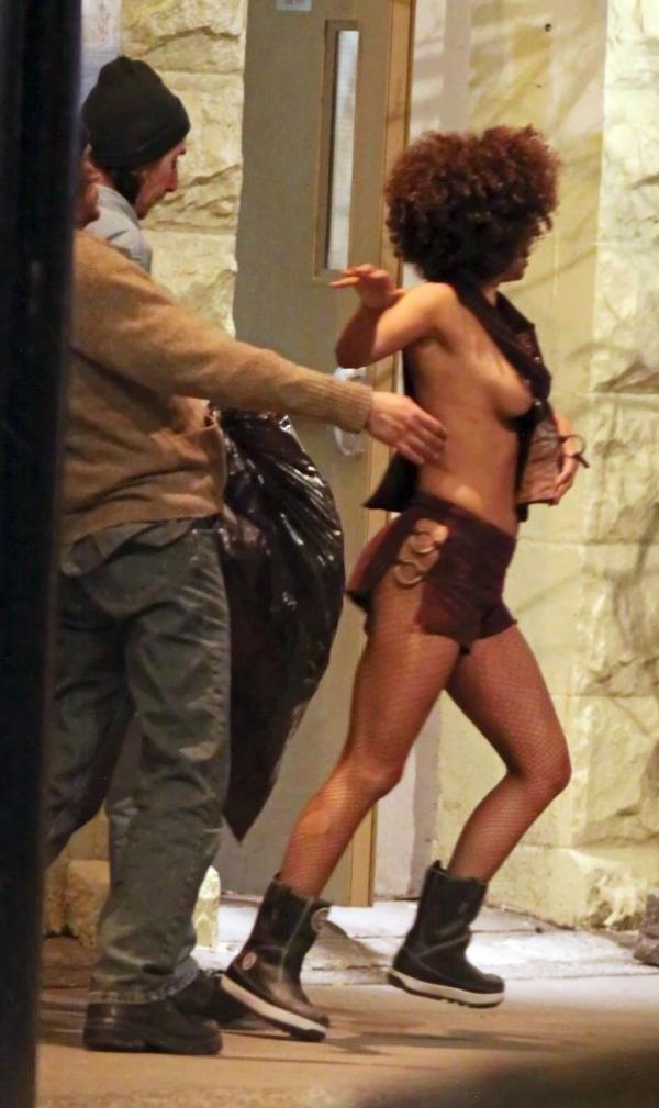Topless foto's van Halle Berry 4