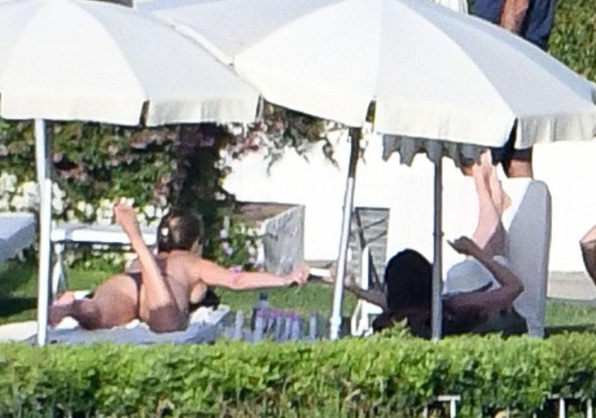 Jennifer Aniston Sexy Topless Photos 15