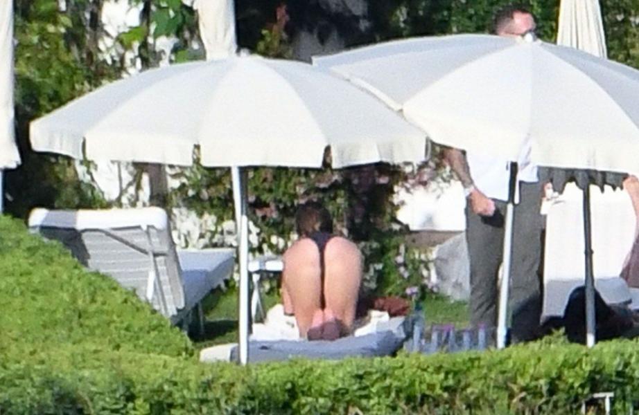 Jennifer Aniston Sexy Topless Photos 27