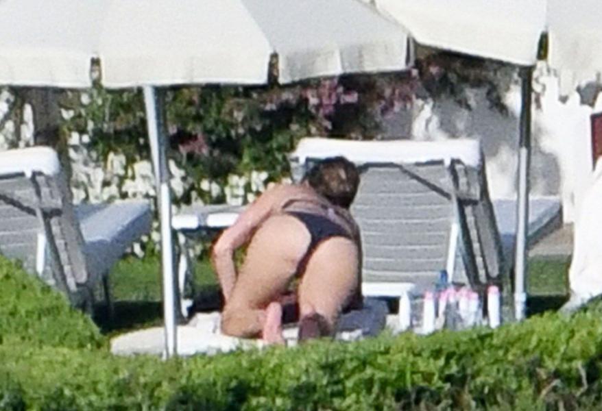 Jennifer Aniston sexy topless foto's 29