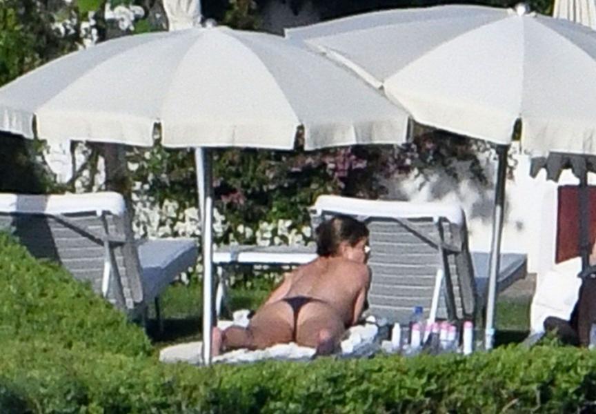 Jennifer Aniston Sexy Topless Photos 5