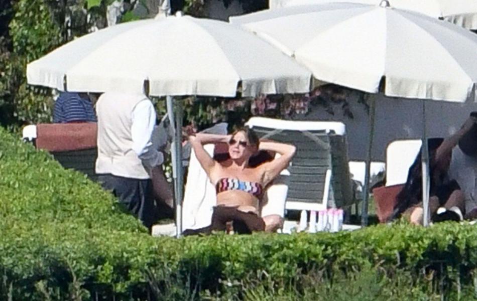 Jennifer Aniston Sexy Topless Photos 51