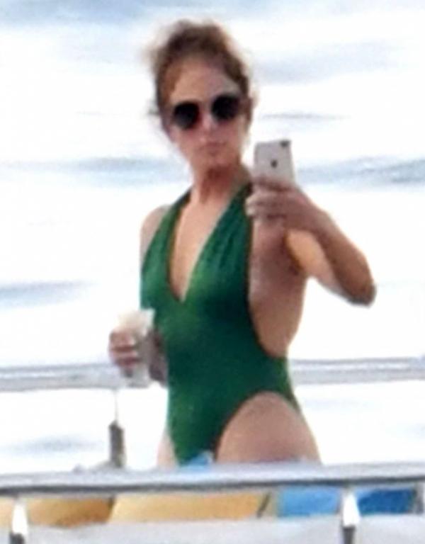 Jennifer Lopez Sexy Photos 16