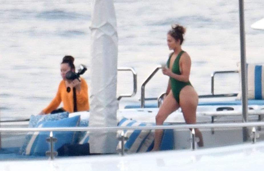 Jennifer Lopez Sexy Photos 17