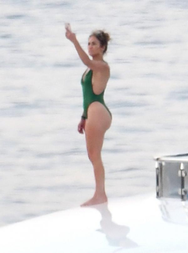 Jennifer Lopez Sexy Photos 22