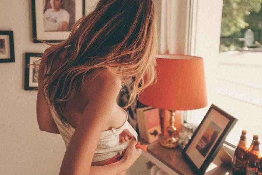 Fotos sexys de Julia Decker en topless 10