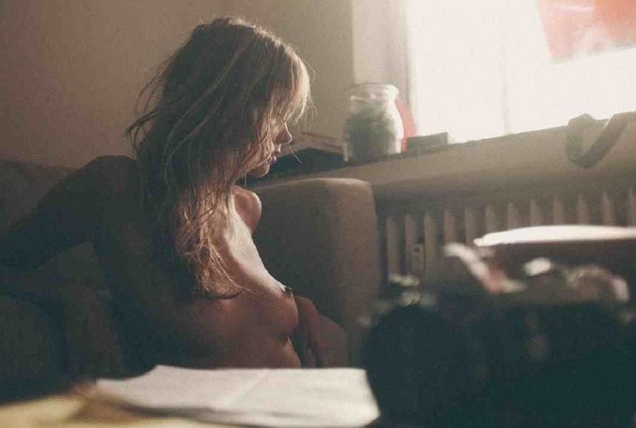 Fotos sexys de Julia Decker en topless 9