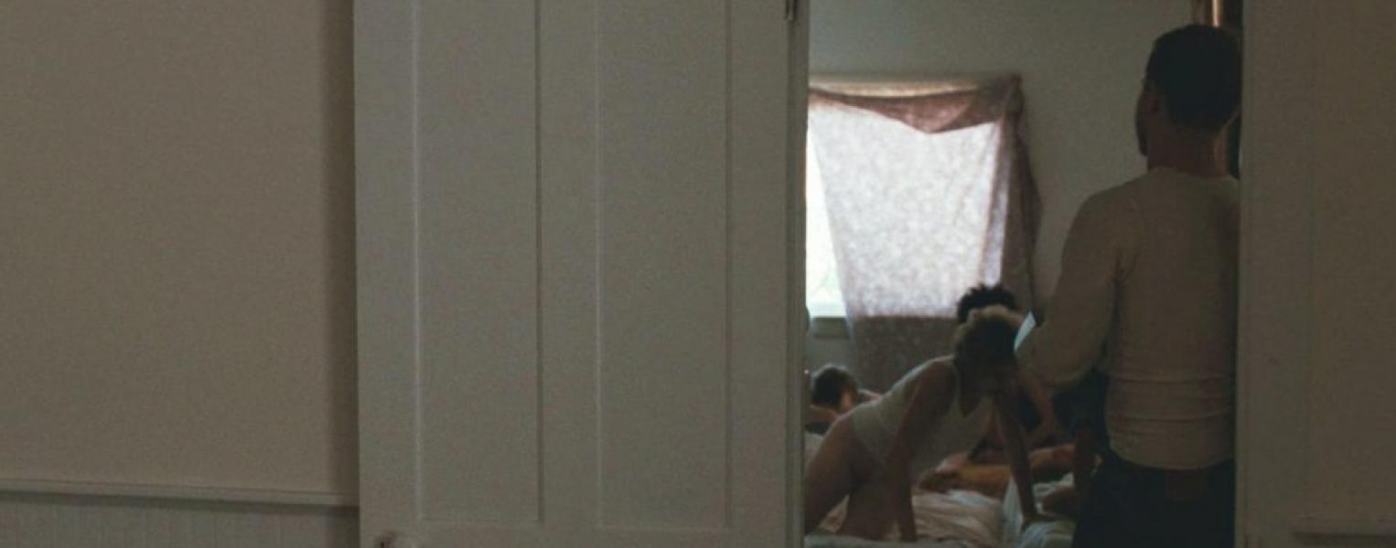 Julia Garner naakt sexy foto's 19