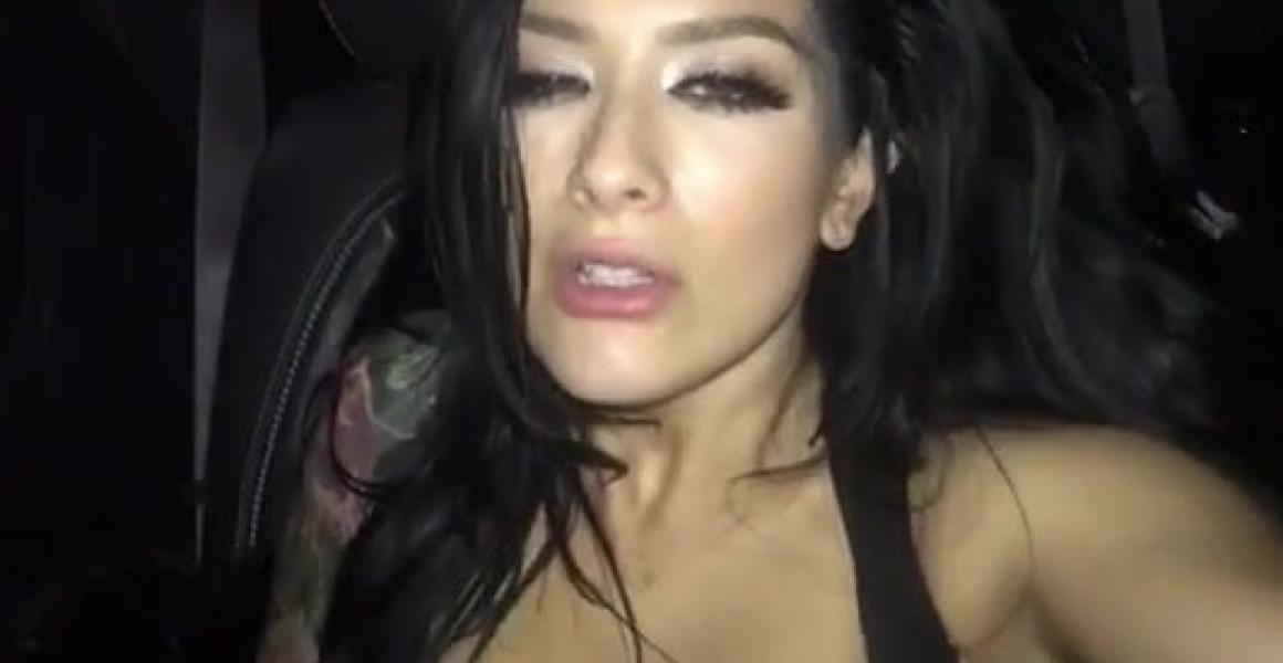 Η Katrina Jade δείχνει το στήθος της και το μουνί της σε ένα αυτοκίνητο 1