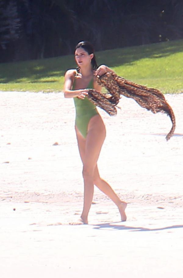 Foto sexy di Khloe Kardashian Kendall Jenner 14