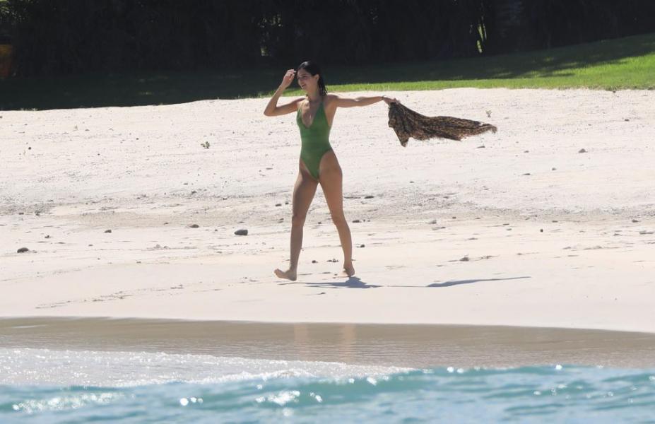 Σέξι φωτογραφίες της Khloe Kardashian Kendall Jenner 28