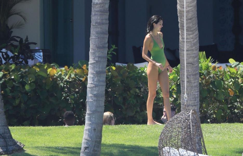 Khloe Kardashian Kendall Jenner Sexy Photos 40
