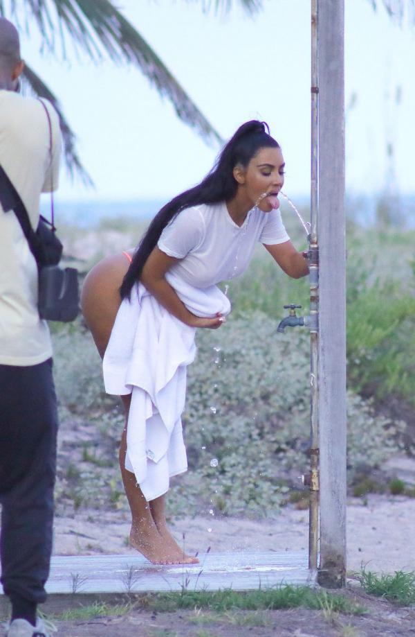 Kim Kardashian 섹시한 새 사진 25
