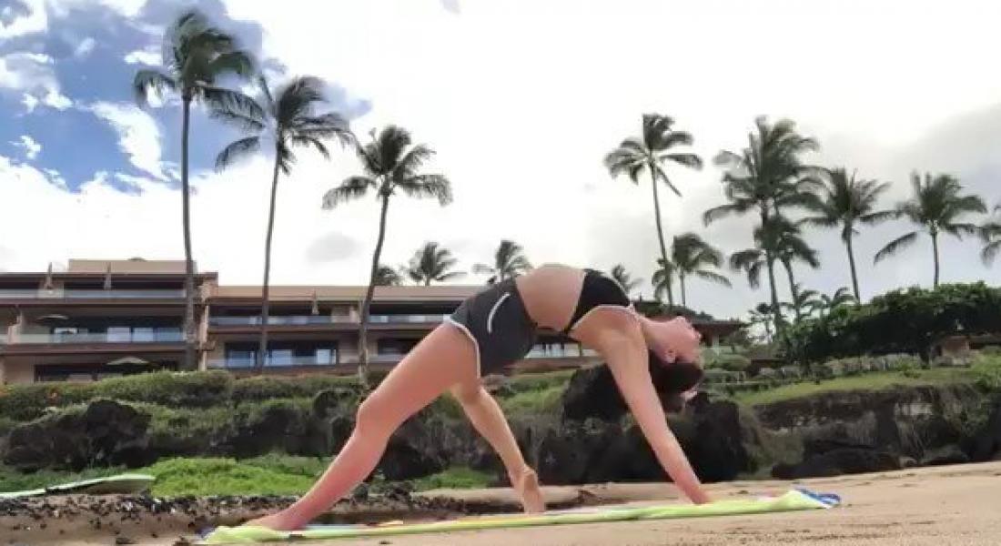 Kira Kosarin Melakukan Sexy Yoga Pics 10
