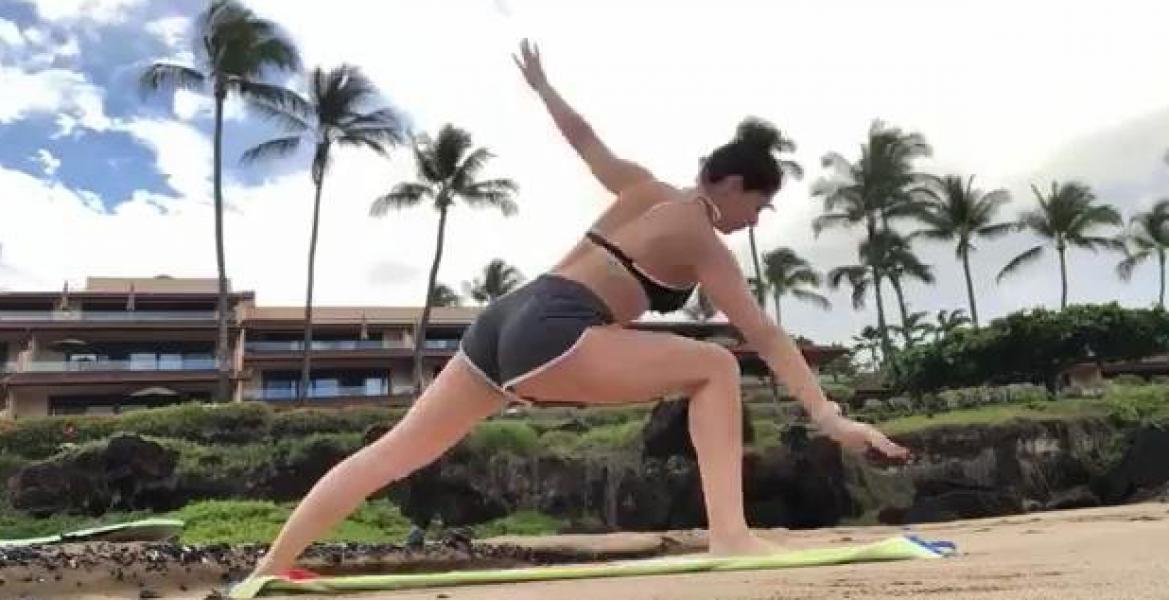 קירה קוסארין עושה תמונות יוגה סקסיות 12