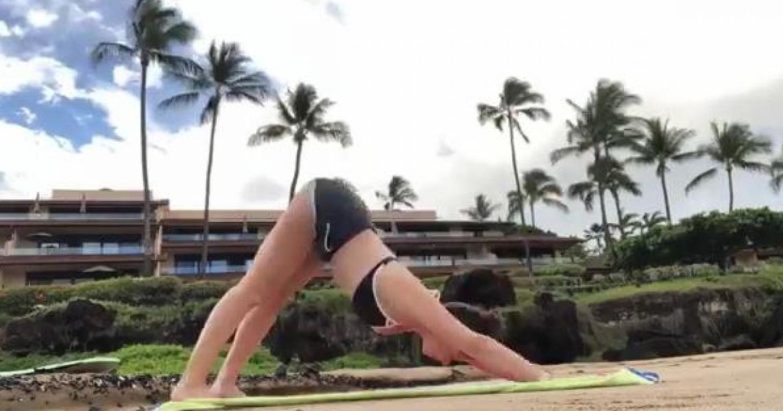 Kira Kosarin maakt sexy yogafoto's 13