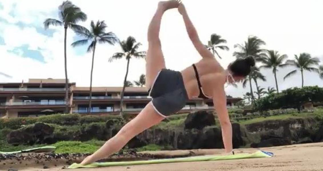 Kira Kosarin maakt sexy yogafoto's 15