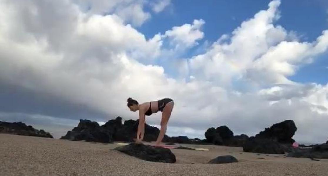 Кира Косарин делает сексуальные фото йоги 16