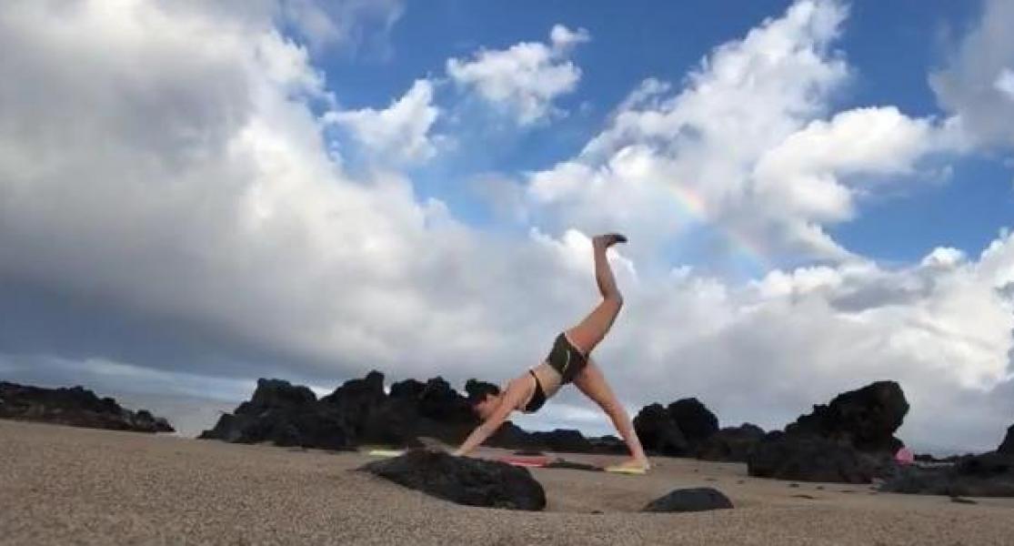 Kira Kosarin macht sexy Yoga-Bilder 17
