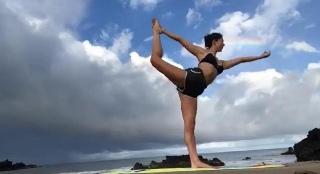 Kira Kosarin 做性感的瑜伽图片 18