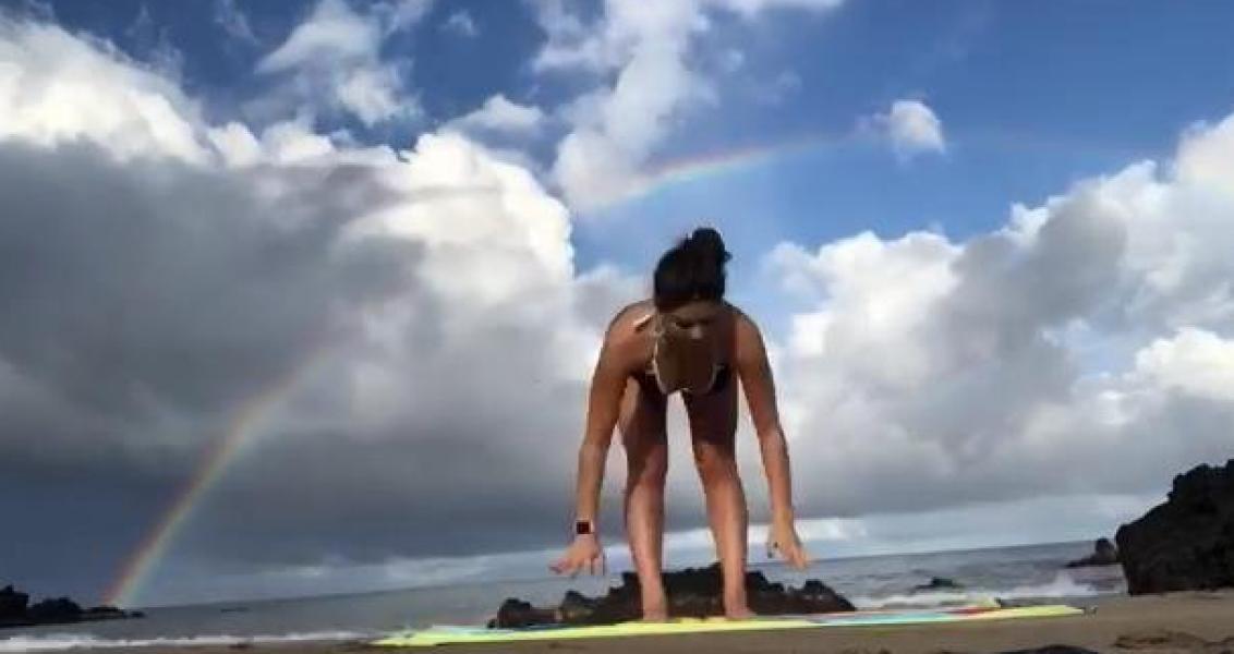 Kira Kosarin maakt sexy yogafoto's 19