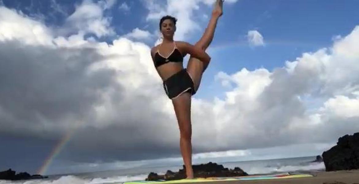 Kira Kosarin maakt sexy yogafoto's 20