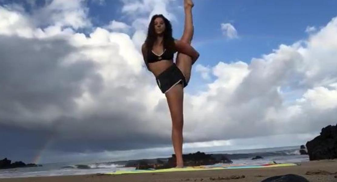 Kira Kosarin maakt sexy yogafoto's 21